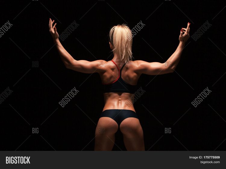 Мускулистая женщина на черном фоне