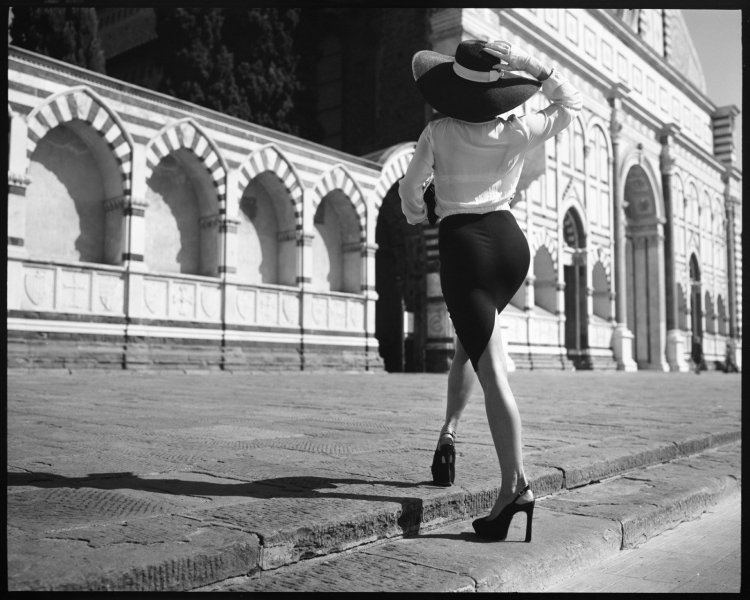 Девушки в облегающих маечках