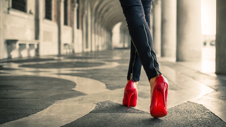 Ноги в туфлях на высоких каблуках