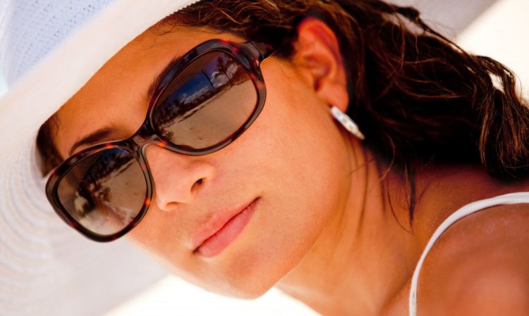 Обычные девушки в солнцезащитных очках