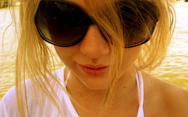 Блондинка в солнечных очках