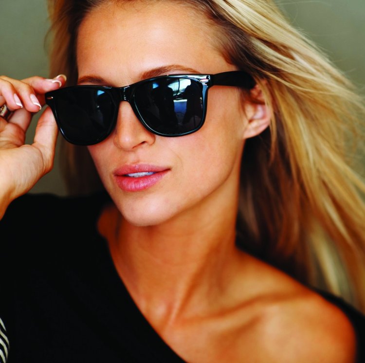 Женщина в солнечных очках