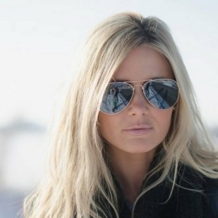 Блондинка в очках