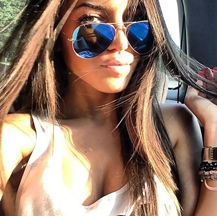 Женщина в солнцезащитных очках