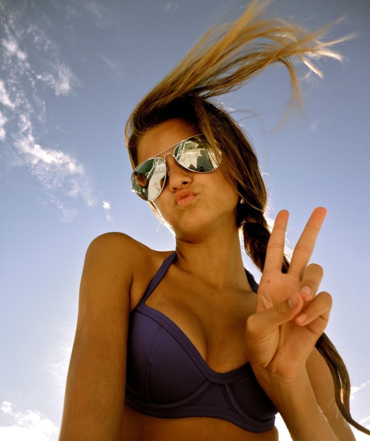 Девушки в очках от солнца