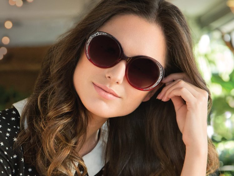 Девушка в солнцезащитных очках