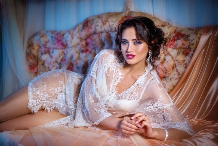 Джессика Альба в шелковом пеньюаре