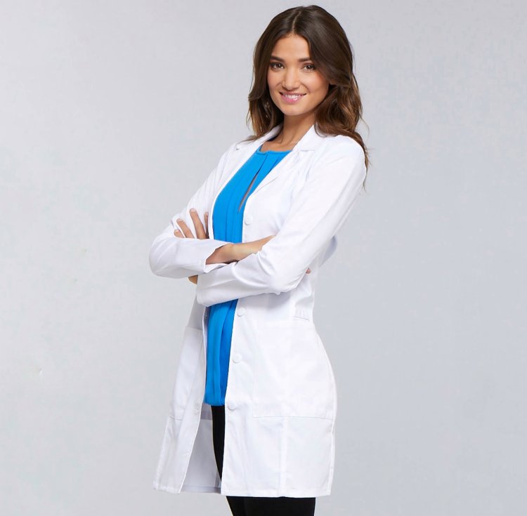 Врач в халате женщина