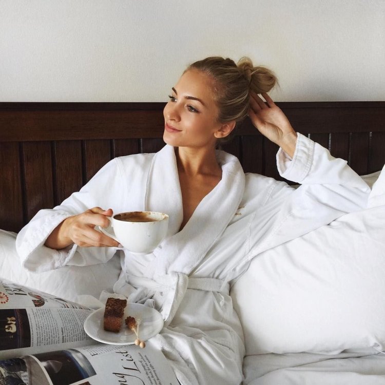 Девушка в халате на кровати
