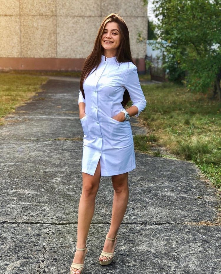 Девушка в халате на кровати