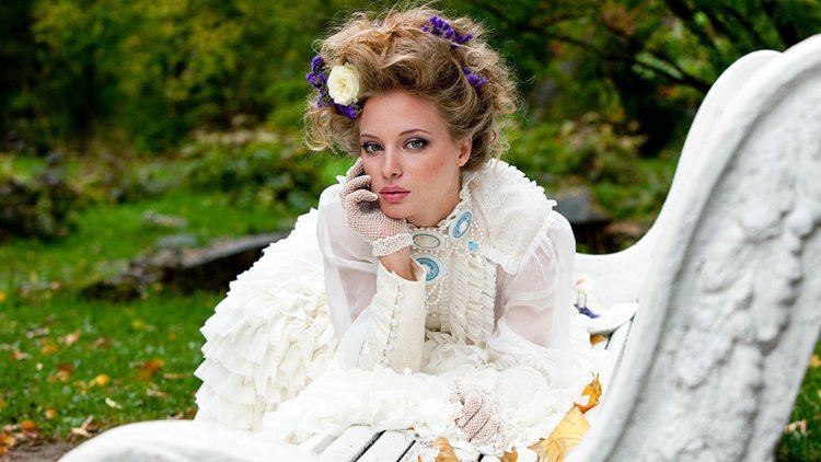 Девушка в старинном платье