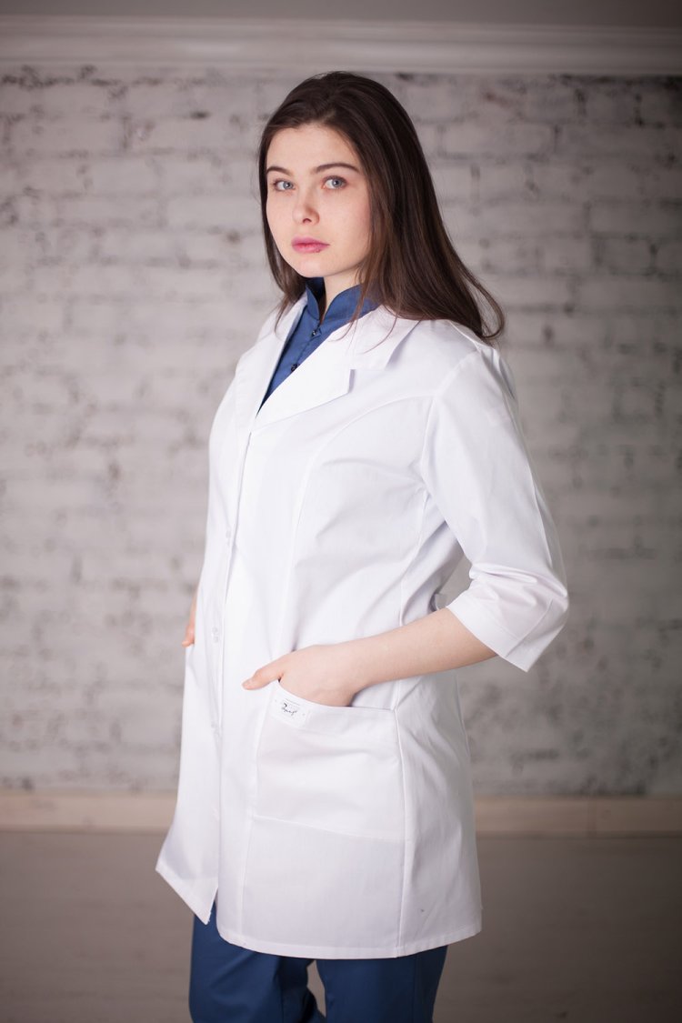 Женщина в белом халате