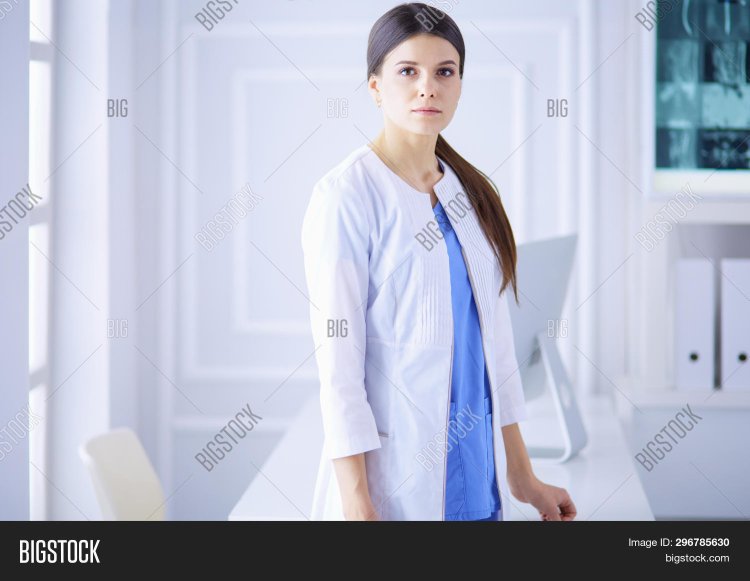 Женщина врач в белом халате