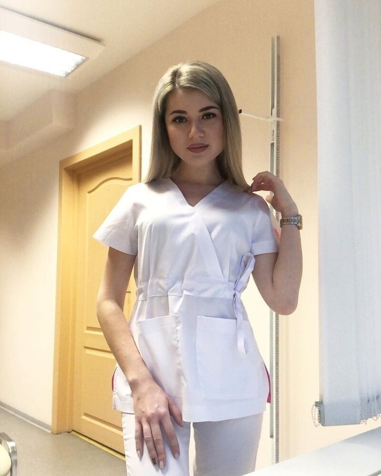 Женщина ученая в белом халате