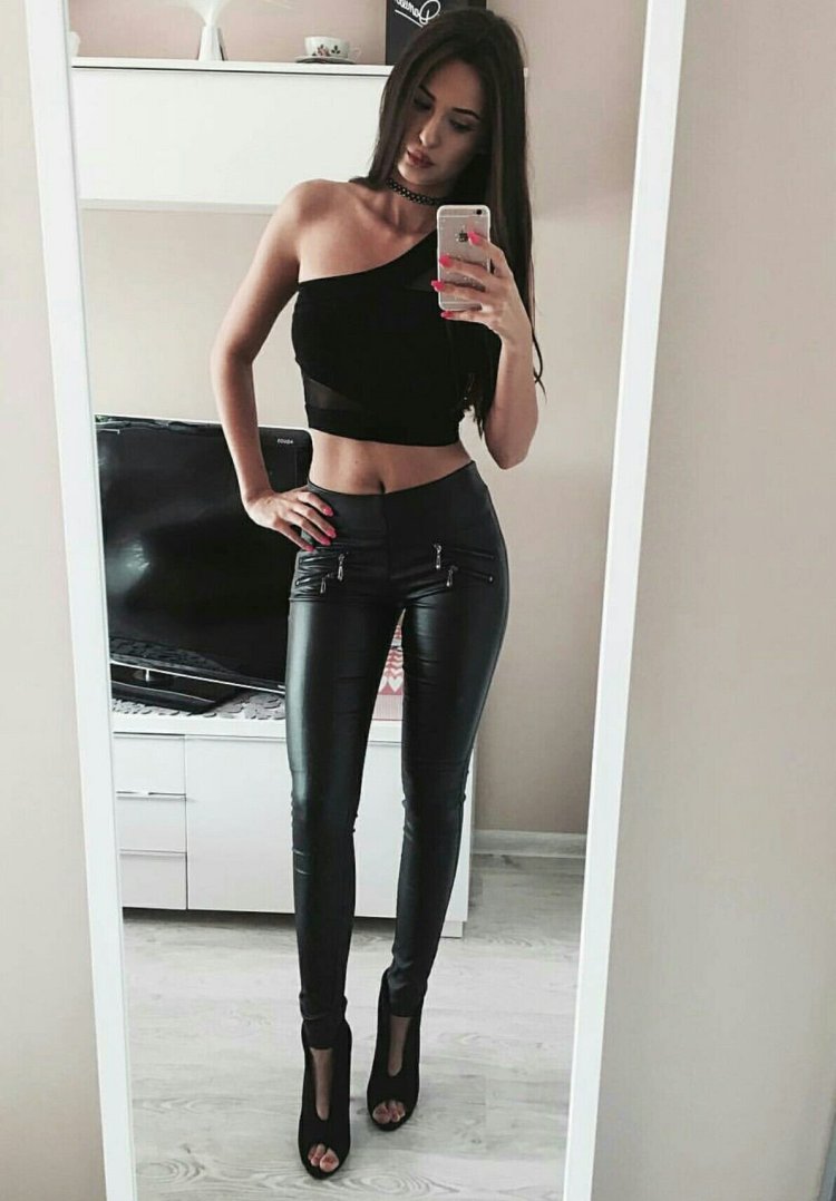 Селина Майер в лосинах