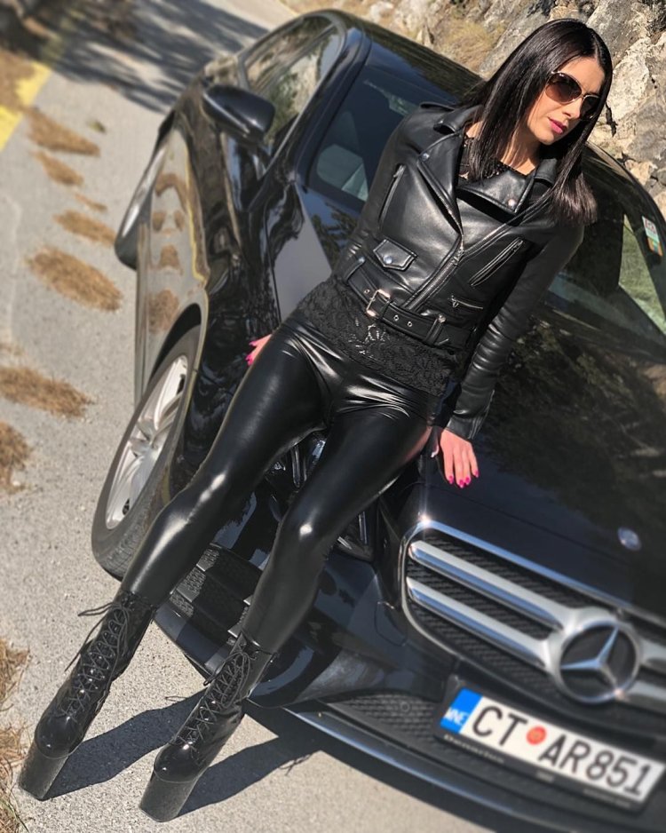 Анастасия Решетова в кожаных леггинсах