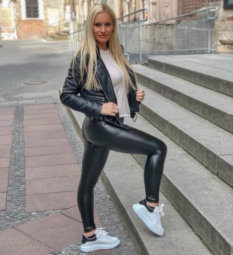 Галина Дубененко в лосинах