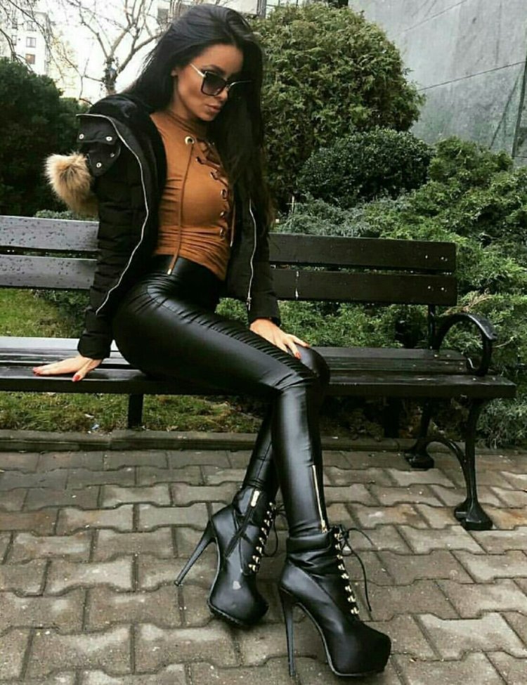Ольга Серябкина в кожаных штанах