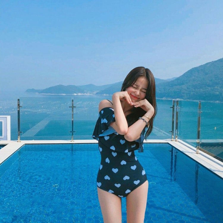 На море девушка кореянка