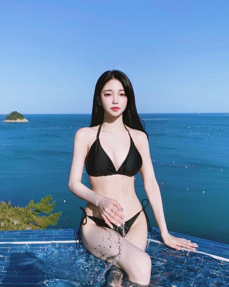 Девушки кореянки в купальниках