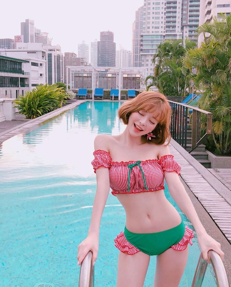 Милые девочки в купальниках