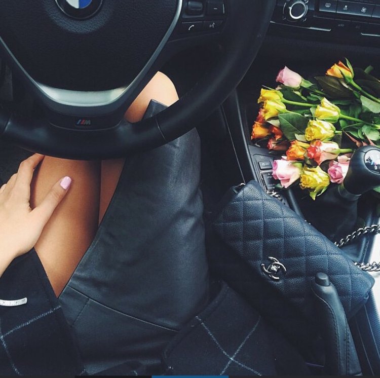 Девушка в машине без лица