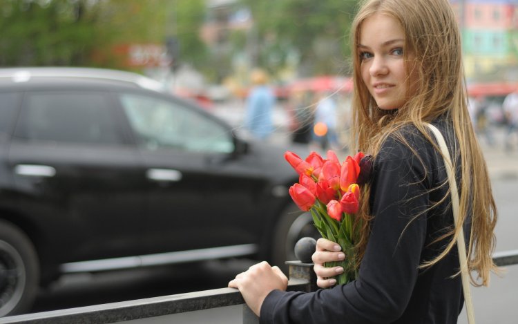 Девушка с букетом роз