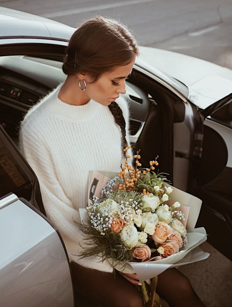 Девушка с цветами в машине