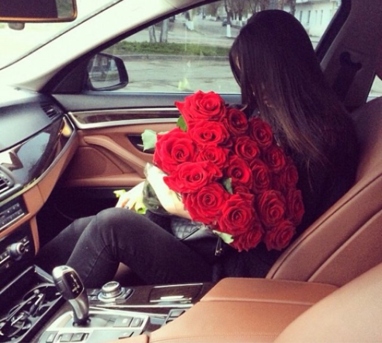 Красивые букеты из цветов в машине