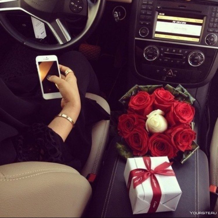 Девушка цветы машина