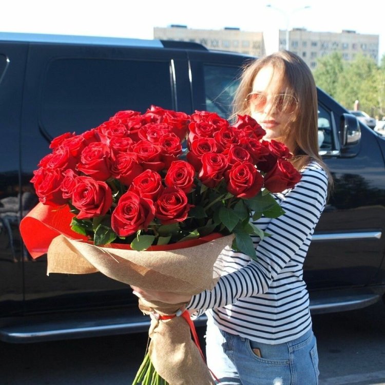 Брюнетка с розами