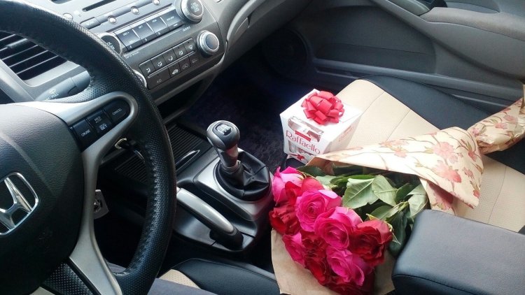 Цветы в салоне машины