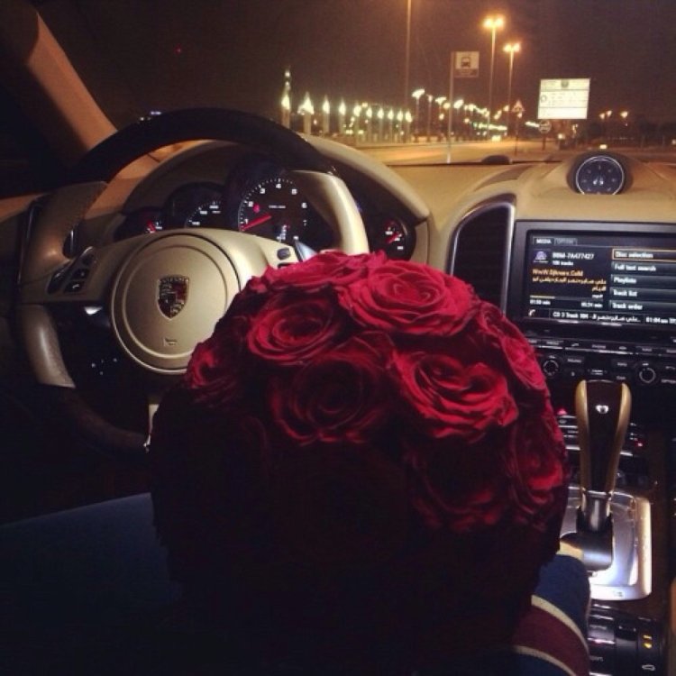 Девушка с цветами в машине