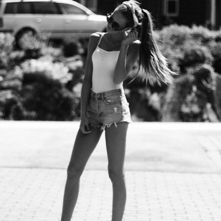 Девушка летом в шортах