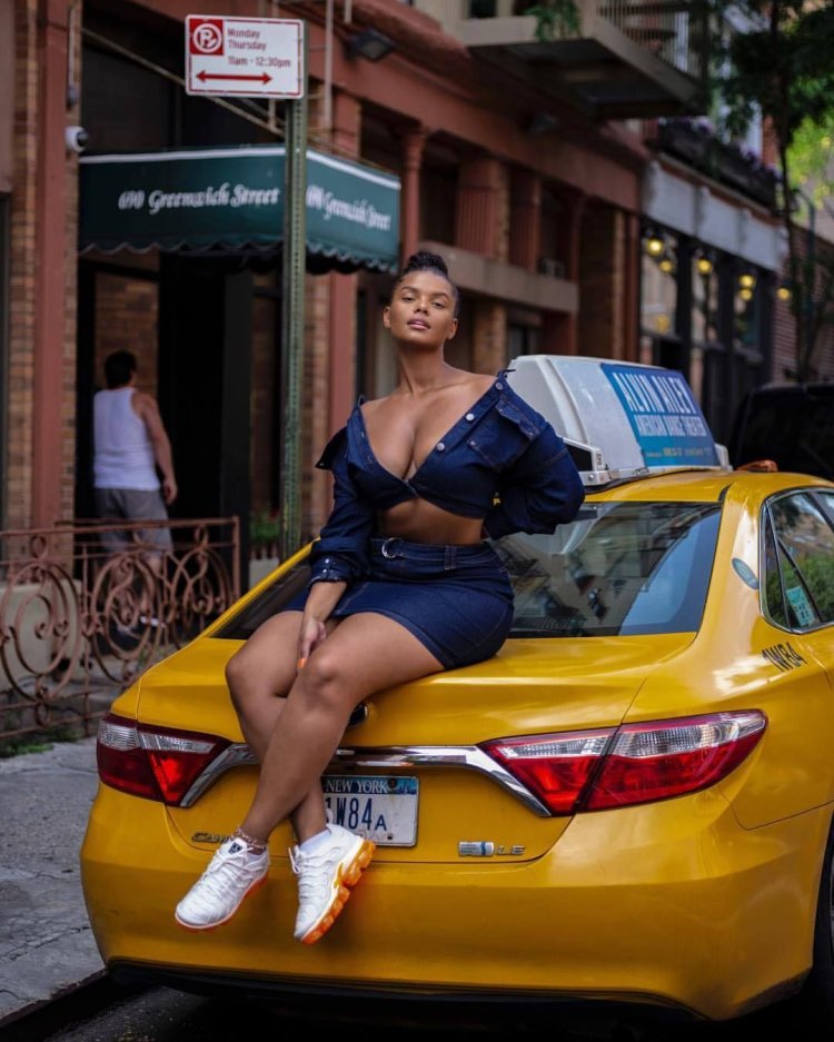 Желтый автомобиль девушка Нью Йорк