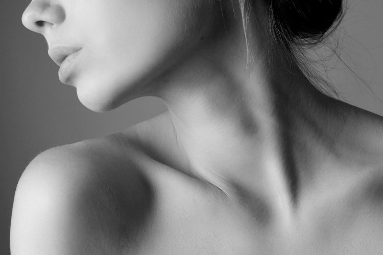 Красивая женская шея
