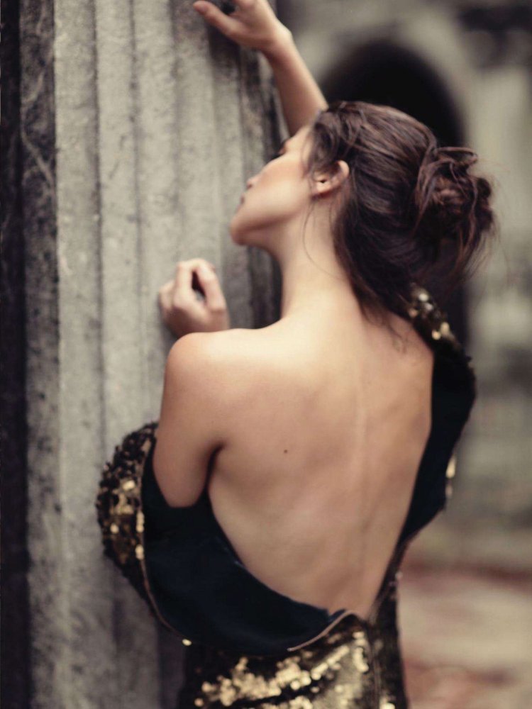 Девушка с открытой спиной