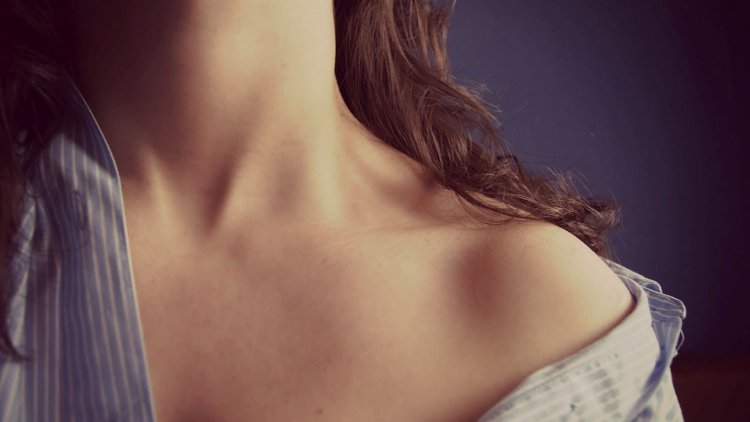 Оголенное плечо