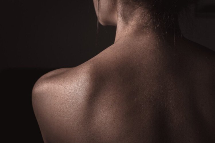 Плечо девушки