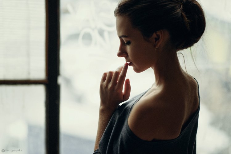 Девушка с оголенным плечом