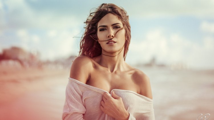 Девушка с оголенным плечом