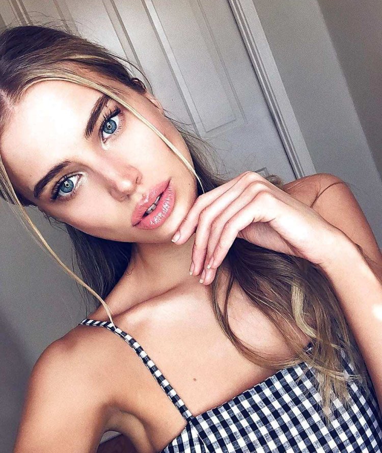 Казашка в коротком платье