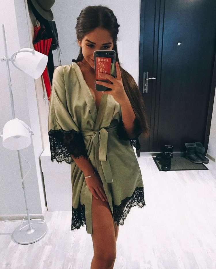 Алина Акилова в платье