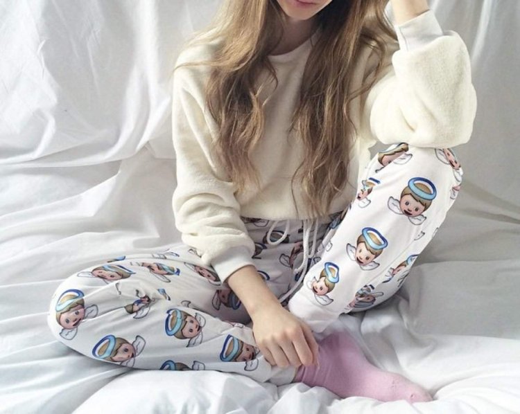 Девушка в пижаме без лица