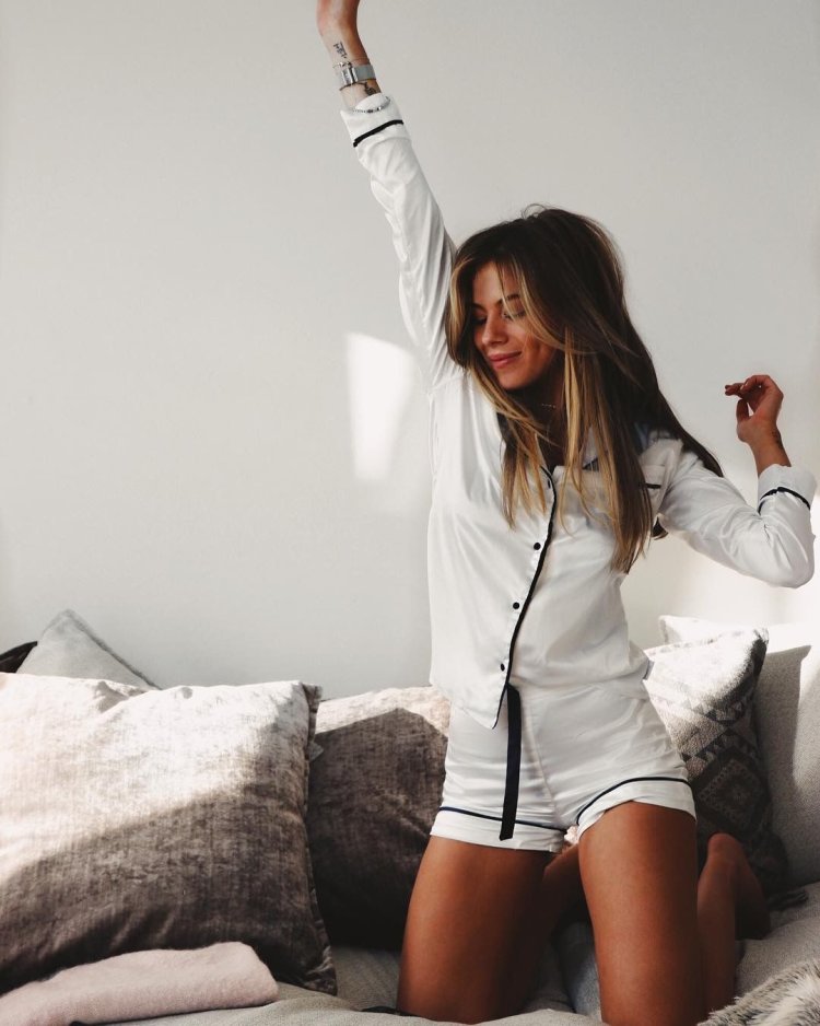 Девушки в пижаме худые