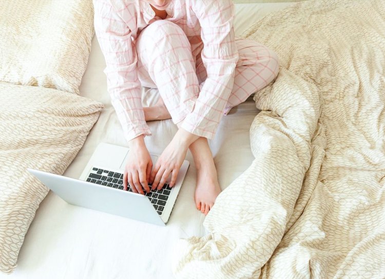 Девушка с полотенцем на голове селфи