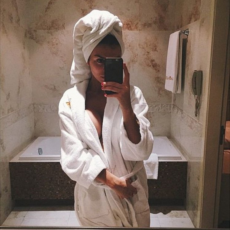 Девушка в пижаме без лица