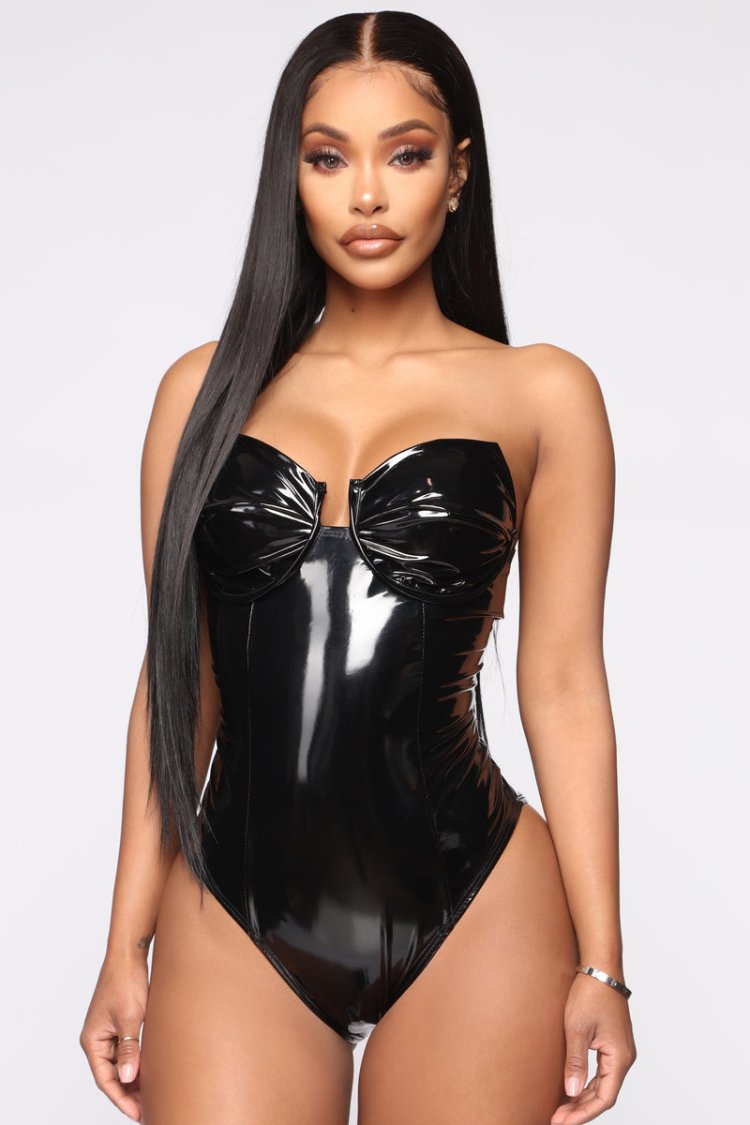 Кэндис Свейнпол в черном купальнике