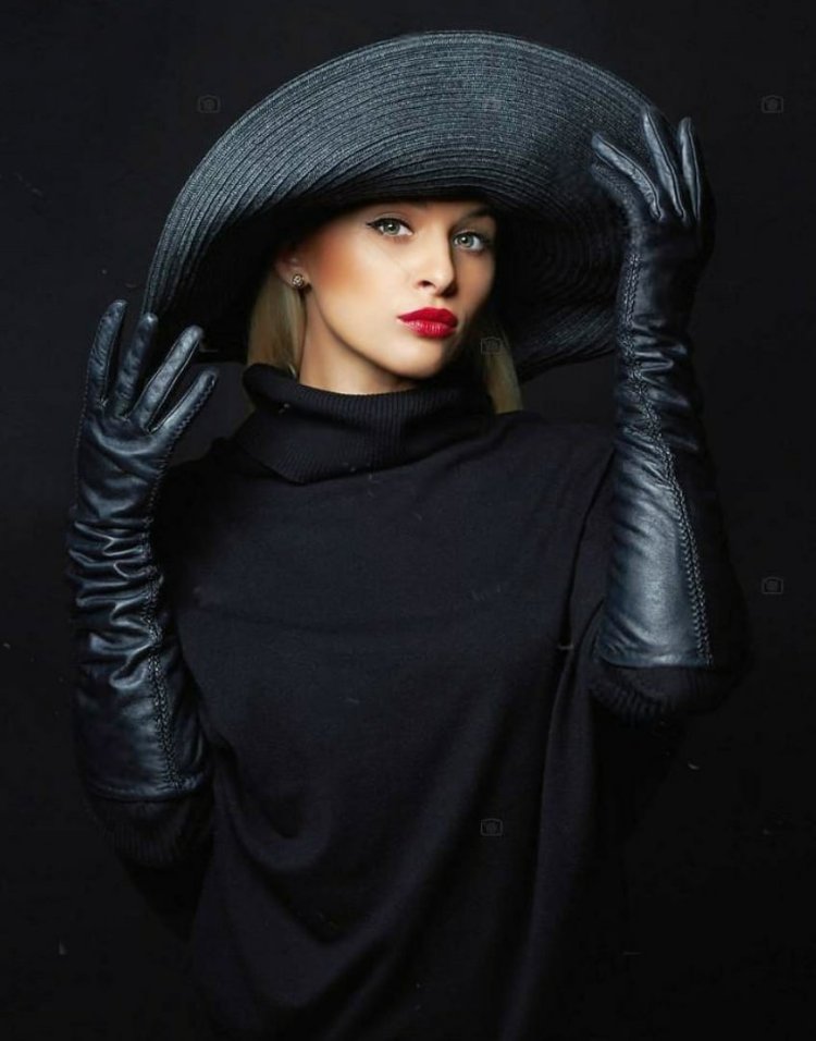 Женщина в шляпке и перчатках