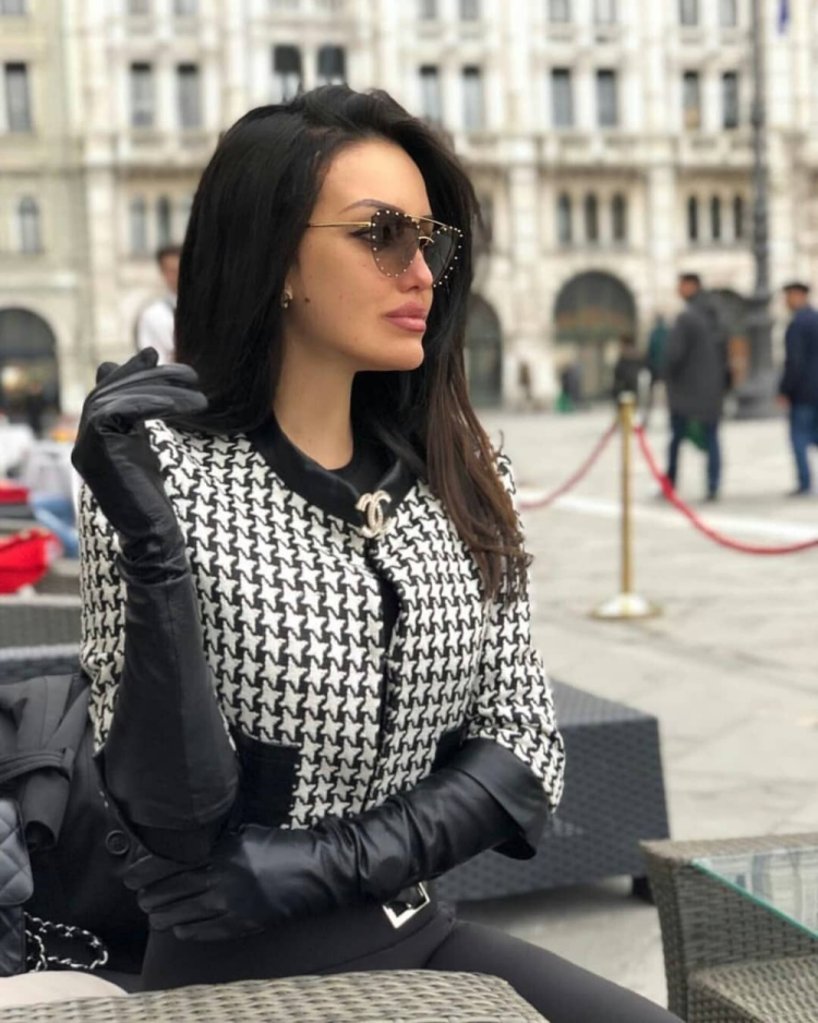 Девушка в пальто и перчатках